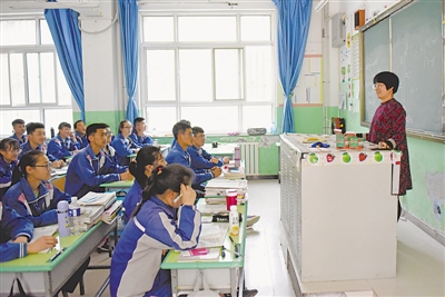 <p><p> 莆田一中支教老师郑燕钦在西吉中学上课。</p><p>