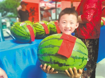 <p>　　7月7日，灵武市梧桐树乡沙坝头村首届网络西瓜文化节开幕式上，一个孩子抱着自家西瓜参赛。该村种植的4000多亩西瓜喜获丰收。</p><p>　　本报记者 张晓慧 摄</p>