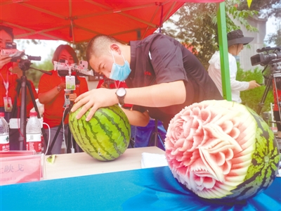 <p>　　银川职业技术学院烹饪专业教师赵志超在雕刻西瓜。</p>