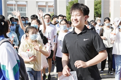     高考结束，孩子们高兴地走出考场。本报记者    季正    摄
