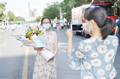     给孩子送上鲜花一束。本报记者    季正    摄