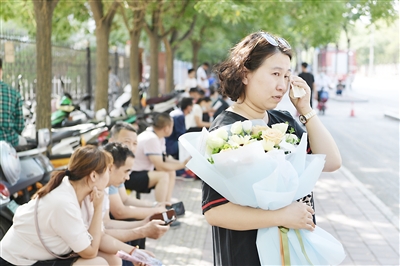 考场外，妈妈谈起孩子，流下了心疼的眼泪。本报记者    季正    摄