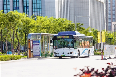  p> p> 如今,行驶在银川街头的新能源纯电动公交车. /p> p>
