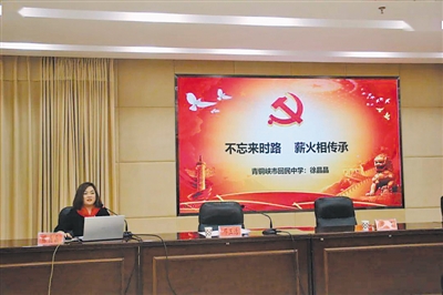 <p>　　徐晶晶为青铜峡市第五中学的学生宣讲党史。</p>