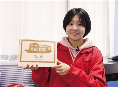 <p><p>　　学生刘斯咏向记者展示她创作的红船雕刻作品。</p><p>　　