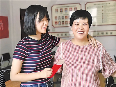 <p>    陈爱梅（右）与受资助的大学生。</p><p>    （图片由受访者提供）</p>