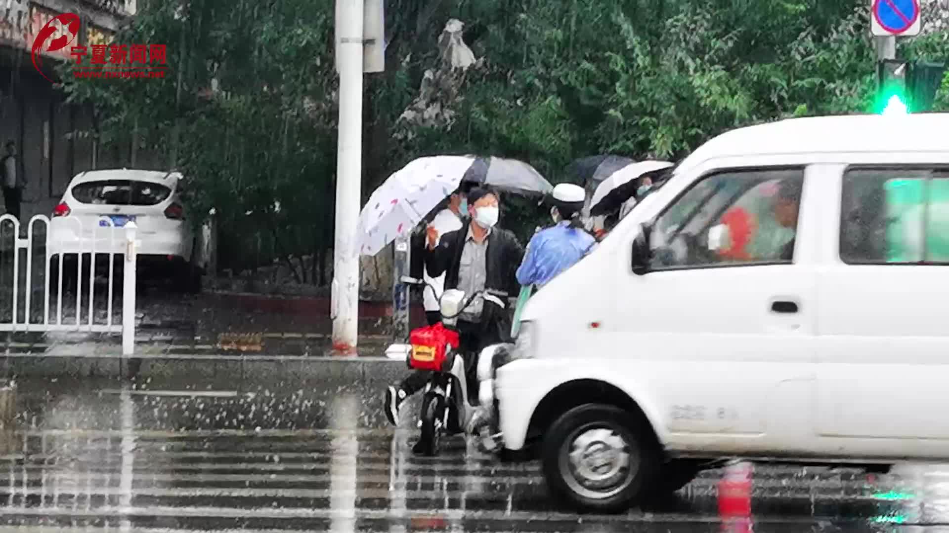 暖心一刻：女交警雨天指挥交通 热心市民送伞