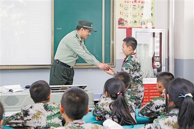 <p>　　国防教育进课堂。</p>