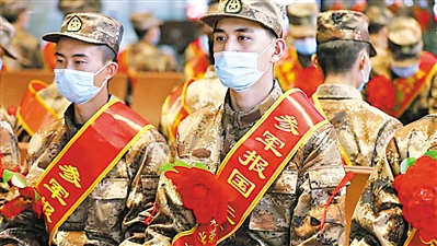 <p>　　奔赴军营的新兵。</p>