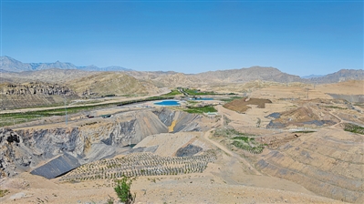 <p>　　贺兰山国家级自然保护区外围整治点之一的石嘴山市石炭井矿区大磴沟片区治理点，历经4年多综合治理，再度有了绿意。</p>