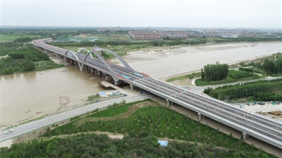 <p>    中卫卫民黄河大桥建成通车。</p>