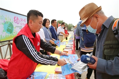 <p>    在“法律进景区”宣传活动启动仪式现场，工作人员向景区游客、当地群众宣传法律知识，发放宣传手册。</p>