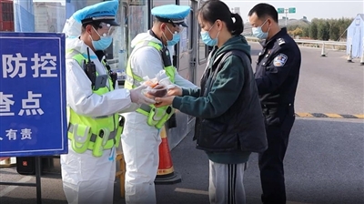 <p>    群众为坚守防控一线的石嘴山交警送来凉皮。</p>