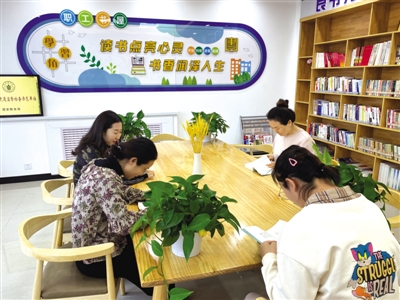 <p> 中卫市粮食和物资储备局职工书屋经常开展读书活动。</p>