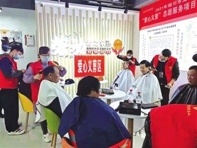 <p> 户外劳动者驿站为新就业形态群体职工开展爱心义剪活动。</p>